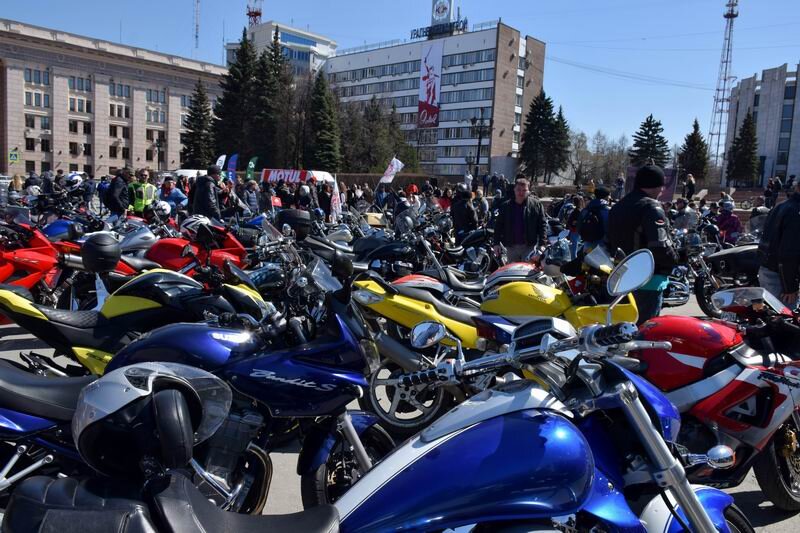 Самым заметным минусом мероприятия, было отсутствие свободных мест для двухколесной техники, байки уже стояли плотными рядами, а новые гости все прибывали и прибывали.
