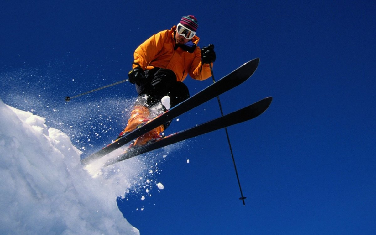 Фристайл зимний вид спорта. Лыжник в полете. Skiing вид спорта. Фристайл на лыжах дети. Ньюскул вид спорта.
