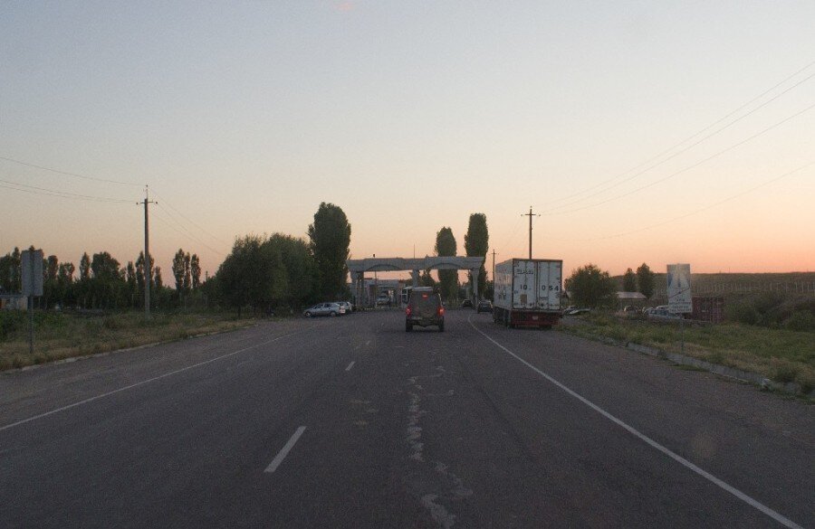 Едем по нейтральной территории, впереди показывается узбекский пост.