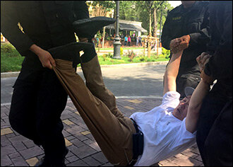 Задержание на митинге в Казахстане. Фото с сайта Azattyk.org  