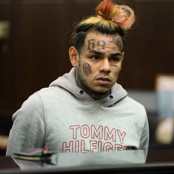 Инцидент произошел еще в январе, однако лишь сейчас рэпера задержали в аэропорту.