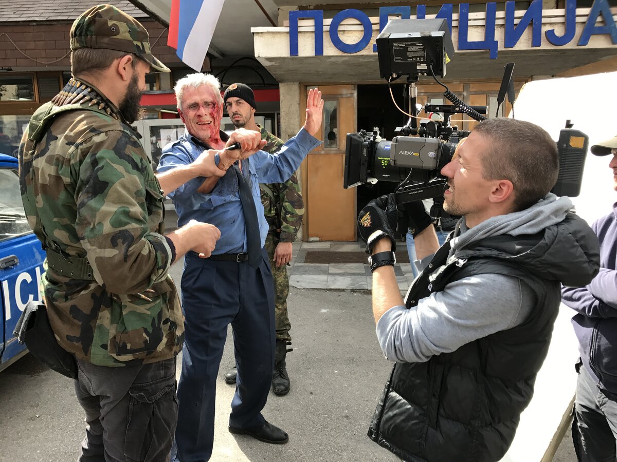 Фотография со съемок фильма «Балканский рубеж». Гойко Митич в роли полицейского.