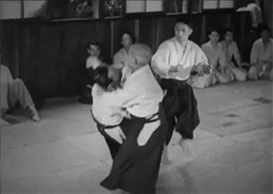 В назначенный день я к 5 утра отправился в Додзё Уэсибы. После обмена приветствиями Сенсей начал показательную программу.  Если бы я тогда знал то, что знаю сейчас, то понял бы всё, что мне  продемонстрировали. Но, не будучи ранее знакомым с Айкидзюцу, я плохо  представлял себе, что это было. Броски казались настолько чистыми и  контролируемыми, что вызвали во мне недоверие.