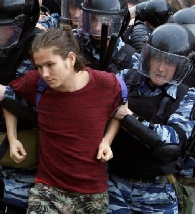                                          Школьника арестовывают на митинге