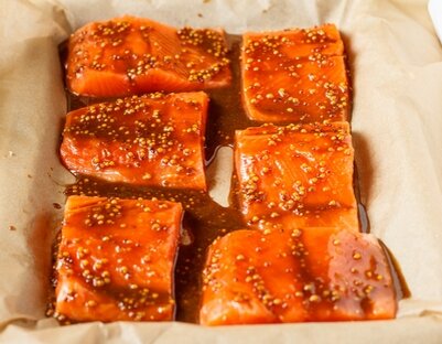 Источник картинки: https://www.vkusnyblog.ru/wp-content/uploads/2014/10/losos-v-medovo-gorchichnom-souse-4.jpg