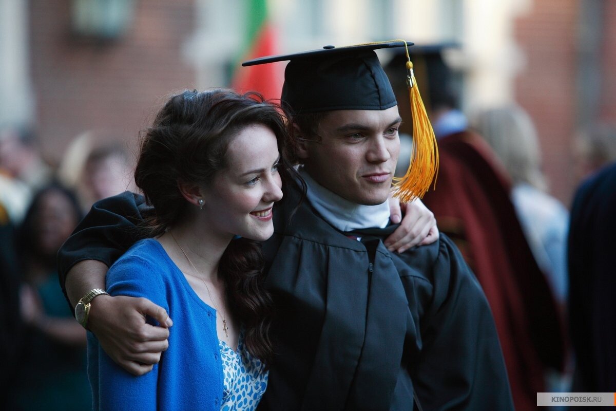 Ну что, вы заметили у этого человека хоть какие-нибудь признаки любви к экстремальному бомжеванию? Не видите? А между тем они в нём есть и скоро вырвутся наружу. 