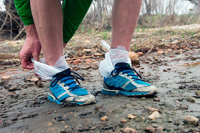 Совет №1 – «Походный». Если нет возможности переобуться  купите в ближайшем ларьке пару целлофановых пакетов. Снимите обувь, мокрые носки и оденьте на ноги пакеты. Этот способ часто практикуют рыбалки и туристы.