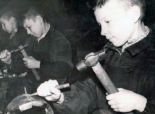 Ученики работают в слесарной мастерской.
