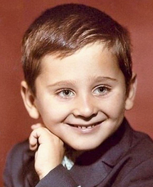 Также подтверждаются и выступления юного Горбунова в составе детского хора, образованного при Ленинградском радио и телевидении. После школы поступил в Ленинградский университет на филологический факультет, но оставил учебу в 1987 году и пошел в армию. Служил в войсках связи.