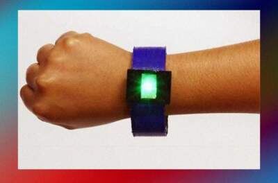 Исследователям удалось создать прототип браслета со светодиодом и солнечные очки с регулируемым затемнением.
Инженеры из Университета Дьюка и Университета штата Техас распечатали на 3D-принтере готовые к использованию литий-ионные аккумуляторы ,с помощью своей технологии исследователям удалось создать прототип браслета со светодиодом и солнечные очки с регулируемым затемнением.