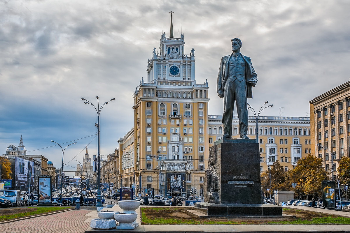 Памятник маяковскому фото