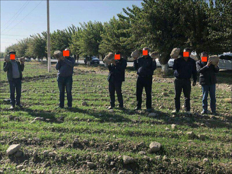 Мужчины с камнями в руках. Фото с сайта Kun.uz 
