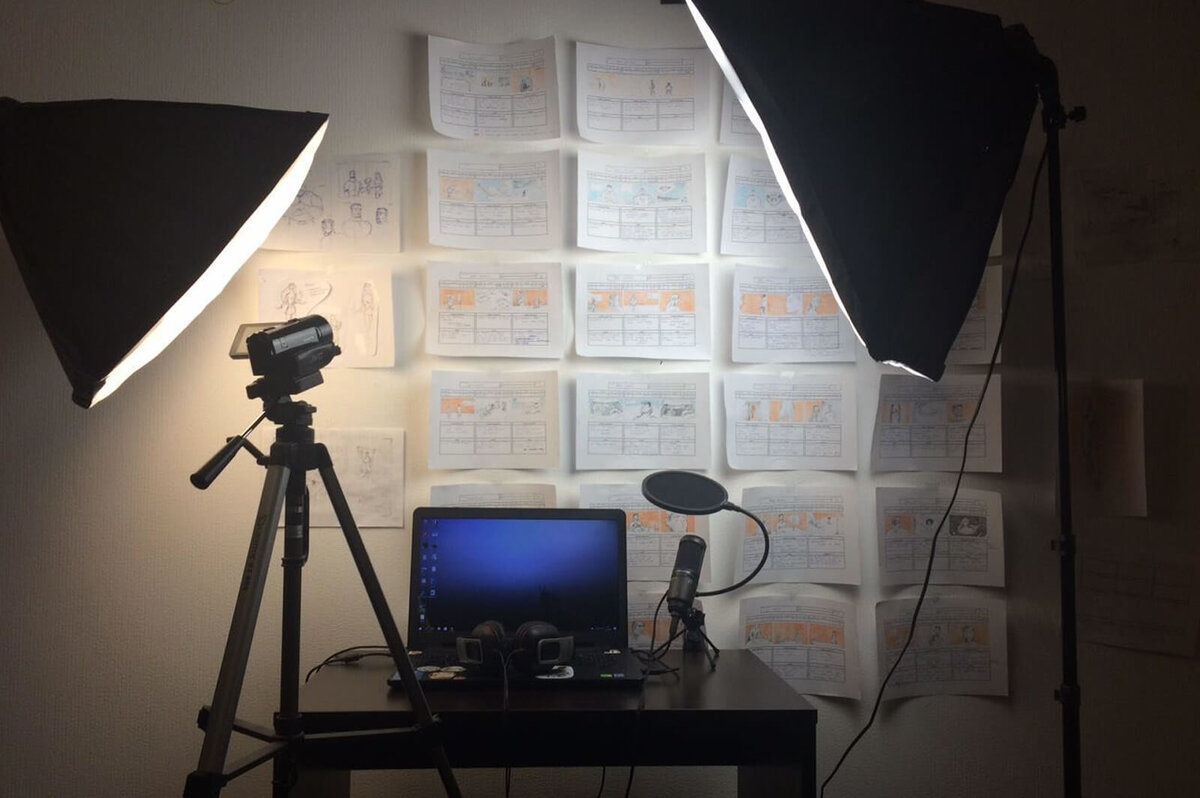 Аппаратура для съёмок мультфильма и курса по анимации. На стене — раскадровка