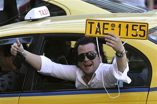  В целом у греков нет склонности обмануть или обворовать кого-то. Всего пару десятков лет назад греки не закрывали входные двери и оставляли машины открытыми. Я до сих пор иногда вижу, как водители не закрывают машины и бегут покупать холодный кофе в Афинах. Нo сейчас это скорее риск, а не норма.
