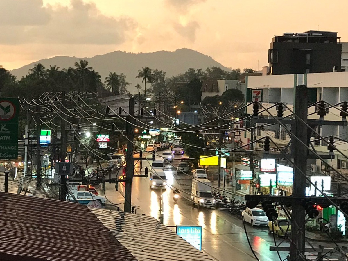 Фотографию сделала с балкончика как раз после тропического ливня. Без редактирования, без фильтров. 
