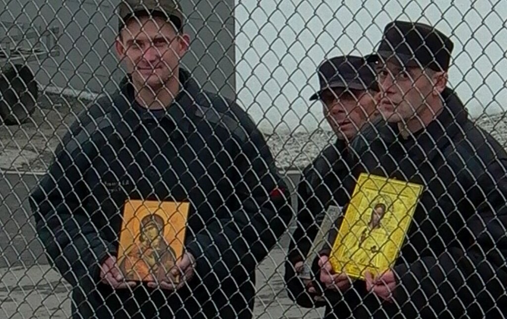 В конце 70-х-начале 80-х годов прошлого века руководил я самодеятельным вокально-инструментальным ансамблем. Мы разъезжали по городу и окрестностям со своей старенькой походной аппаратурой, убогими барабанами и разболтанными гитарами, обслуживая свадьбы, различные юбилеи, банкеты и т.п. (по-нынешнему - корпоративы и сходнячки) неприхотливо-топорными копиями популярных шлягеров Пугачевой, Добрынина, Антонова и иже с ними. А также (по достижению гостями нужного уровня подпития) «The Beatles», «Deep Purple» и на закуску «7-40», «Дядю Ваню с вишнями» и «Шаланды» в придачу. Народу нравилось, и мы, в общем, «чесами» зашибали по-черному. А солисткой и, естественно, примой нашего дружного коллектива была моя молодая красавица жена Вера.

И вот в июле 1981 года дарит моя благоверная мне, счастливчику, наследника чуть ли не 4 кг весом. А между прочим еще за день (!) до родов она пела на танцах, пряча свой немаленький животик за басовой колонкой . Ровно через 20 дней моя дорогая уже стояла с микрофоном перед восхищенной публикой на очередной нашей шабашке - банкете в честь Дня строителя. Сынок наш в это время без задних ног дрых в коляске на улице, и мы по очереди к нему выходили из зала, дабы проверить - орет или нет. Запищал - мама ему титьку, он - спать, она - петь. Тут все это и произошло. Одно мгновение перевернуло всю мою жизнь...
Вернувшись в зал, из очередного рейда к коляске с дитем, я с ужасом увидел, что мою красавицу Веру какой-то пьяный урод тащит из-за стола (для музыкантов накрывали отдельно), грубо схватив ее за плечи и за волосы (которые были, уж поверьте мне, тогда и пышны, и длинны). Ну что бы на моем месте, положа руку на сердце, сделали вы, мужики, молодые отцы, любящие мужья? Вот именно...

Врезал я ему с левой в челюсть один только раз, и он грохнулся на плиточный пол и, конечно, треснулся своей пьяной башкой со всего размаху. Слава Богу, не помер...
А потом накатал он на меня «телегу», нашлись и дружки-свидетели того, как я «дерзко и цинично, без всякого повода, из хулиганских побуждений выскочил как черт из табакерки и зверски избил совершенно трезвого (это в разгар банкета-то) и ни в чем не повинного прекрасного семьянина и гражданина, передовика и активиста и т.д.».
Потом - следствие, суд с ни разу не взглянувшим в мою сторону и неразборчиво, глухо бубнившим приговор по заранее напечатанной бумажке седеньким судьей. А в оконцовке - ст. 206 УК РСФСР - «хулиганка». Меня, убежденного комсомольца, насквозь идейно-красного, непьющего, некурящего, несудимого, культурно-активного отца малолетнего ребенка, сажают на три года. Ох, и посмеялся потерпевший мне в лицо на суде, ох, и поиздевался, погрозил пальцем, сытая рожа!

Жизнь закончилась?!..

В камере я, сраженный неожиданно свалившимся на мою голову несчастьем и еще не до конца соображающий, что же произошло и где я, и за что, и что теперь-то со мной будет, и как же там Вера с маленьким, одолеваемый сонмом бушующих мыслей и терзаний, лег ничком на бетонный холодный пол и закрыл глаза.

Все! Моя жизнь закончилась, впереди непроглядная тьма, неизвестность, ад кромешный, геенна огненная и еще черт его знает что. Перед воспаленным мысленным взором заскрипели тяжелые створки, забряцали кандалы, зарябили ржавые решетки, засмеилась колючая проволока, заухмылялись гнусные золотозубые рожи блатных урок-беспредельщиков, запузырилась в мятых алюминиевых мисках черная зловонная баланда. В общем, хоть сейчас в петлю (а ремень и шнурки сняли) или вены режь (а бритва?), или травись (а чем?). Короче, полный трындец, тупик.
Сказали бы мне в эти поистине страшные минуты, что через каких-нибудь 2-3 дня я, сидя, как король на именинах, на верхних нарах, буду покатываться со смеху, слушая очередную байку какого-нибудь Скворца или Рябого, жуя кусок копченого сала, не поверил бы ни за что и обрядил бы провидца в сумасшедшие.

Ну вот, лежу я так на бетоне, горюю 10 минут, 20... Вдруг чувствую, кто-то похлопывает меня по плечу: «Вставай, браток, простудишься». Переворачиваюсь, сажусь и вижу перед собой фиксатую харю - прямо из моего кошмара - и пальцы в синих перстнях, и на груди из-под рубахи выглядывает голубоватый купол, и ухмылочка у него какая-то такая... нехорошая, в общем.
Ну, все, думаю, началось это самое - ужасы тюремного бытия. Весь напрягся, ощетинился, взъерошился, живым, короче, не дамся. И поглядел я смело этой глумливо-отвратной роже прямо в глаза, мол, не боюсь я тебя, убивца, и, верьте - не верьте, сразу все понял. Это были мудрые глаза, это были глаза человека, понявшего и в одну секунду оценившего мое ужасное состояние, глаза теплые и сочувствующие, в них просто светилась готовность помочь. Я никогда не забуду этого прожженного рецидивиста, отсидевшего невесть сколько сроков, прошедшего десятки КПЗ, тюрем и лагерей, никогда не имевшего ни родни, ни жены, ни детей, но имевшего большую человеческую душу.

Просто Серега...

Звали его просто - Серега. Ему было, наверное, 35, а может, и все 60 с хвостиком: лицо в морщинах, кожа грубая, дубленая, седоватая стриженая голова, сам малорослый, худощавый. Но разговаривал он со мной молодым, свежим голосом, нормальным русским языком, без этих словечек, почти без мата.
Не успел я ему даже толком начать рассказывать свою вселенски-трагическую эпопею, как он просто и ясно, очень кратко и очень точно ее досказал сам, легко угадал всех персонажей вплоть до судьи. Угадал и статью, и срок, а потом почему-то все спрашивал: «Ну и как? Что чувствуешь? Небось, не ожидал, что посадят? Это, брат, тяжело - первые-то часы, я знаю. Да-а».
Мы с ним часа два сидели до этапа, и Серега каким-то невероятным образом успокоил меня. Он говорил: «Успокойся. Везде люди, ты молодой, здоровым, и срок твой - тьфу, детский, пиши кассацию, к Дню Победы точно будет амнистия, а если не выгорит, уйдешь по полсрока по УДО или по 1/3 на "химию"... Все будет хорошо, только ты не газуй, только ты будь человеком, не дешеви и не ломайся». Такие вот дела...
Потом его увели, а через час и меня, бедолагу, посадили в «черный воронок», набитый под завязку (ехали, сидя по очереди друг у друга на коленях, не менее 4 часов), и приехали мы в славный городок Сызрань в КПЗ (или ИВС - сейчас). Повели по коридорчику через столик с прапором, который каждого записывал в особый журнал. Помню, я старался и из кожи лез, наивный, чтобы вертухаю понравиться, что ли. А вдруг -чудо, вдруг прямо сейчас отпустят, ошибочка, мол, вышла, извините.
Вспоминается интересное... В прожарку сдал вместе с модным своим пальто роскошную кроличью шапку, пальто прожарилось, встопорщилось то, что надо, а шапка ужарилась. Удивительно, осталась какой и была - аккуратная, пушистая, только ма-а-а-ленькая, впору даже не ребенку, а какой-нибудь кукле Маше. Стал ее натягивать на остриженную уже голову - зима все-таки - порвал в лоскуты. Потом долго ходил, лысиной сверкал на прогулках, пока не достал старую, облезлую, из искусственного меха.

Камера №135

Первый мой заход в камеру (как сейчас помню ее номер -135). Это сейчас там, в Сызрани, понастроили новые корпуса, просторные камеры (говорят, с евроремонтом), стоят шконки на одну персону и чуть ли не 4 кв. метра на каждого зека. А в мое время сидели урки в так называемом «коровнике» - длинной одноэтажной халупе-бараке с тесными полутемными камерами с двухъярусными нарами, набитыми втрое, а то и вчетверо больше положенного.
Сидел я там зимой. Но, правда, было не холодно, а, наоборот, духота невыносимая, вонь, задымлено, хоть топор вешай от бесконечного круглосуточного курения. И, конечно, бодрая и очень мобильная армия вшей и клопов - никакая дезинфекция их не брала, и никакими прожарками их в жисть не победить.

Однажды, помню, пришел к нам поутру какой-то добренький подполковник со свитой, а я в это время в свою очередь спал. Нас цирики спешно стали с нар стаскивать, будить, так я соскочил скоренько с нар и... упал в обморок. Потом меня долго водой отливали и откачивали. Неудобно получилось перед важным начальством. Ну, это я отвлекся...
В общем, захожу в камеру с вещичками и без шапки, которая ужарилась, зато в модном пальто, здороваюсь (судимые ребята научили), как положено. На меня с двух ярусов в синей слоистой мгле уставилось не меньше полусотни страшенных, поголовно стриженных харь. Хриплый бас: «Откуда?» Блею: «Из Тольятти». - «Сюда иди». Карабкаюсь на второй этаж весь в ожидании чего-то нехорошего. А на втором-то этаже в тесноте, да не в обиде, кучкуется почти одна тольяттинская братва (потом узнал: через одного сидят по 89-й статье - кража госимущества - несуны с ВАЗа).
На нарах тесно, спим на боку, по команде переворачиваемся на другой. Вши и клопы заели сразу - все чухаемся и ищем в белье. Не курорт, словом. Но живем дружно, весело - первое впечатление было обманчиво. Мои соседи почти все первоходы, обычные мужики, работяги. Были, конечно, в особом углу и блатные - их небольшая кучка тусовалась (между прочим, «тусанемся» и «приколемся» - это значит быстро ходить по продолу меж нар и часами о чем-то говорить с товарищем; запомните, молодежь, все эти словечки ваши модные - они из зоны). Так вот, этих блатарей почему-то называли «парни». Это была камерная, а потом и зоновская крутизна.

Но как же меняет тюремный быт людей! Помню, был у нас один «крутой парень» на зоне по кличке Воробей. Здоровый такой, коренастый, наглый. Уж как он кичился своим черным диполамом (спецовка) и сапогами гармошкой, постоянно мутил чифирь, разговаривал только по фене, постоянно с кем-то разбирался, бил табуреткой и доской от нард и все в таком духе. «Мужиков» откровенно за людей не считал, называл быдлом и «быками». Пару раз и на меня наезжал - обошлось.
И встретил я его однажды на свободе в городе. Окликнул. А он какой-то весь зачуханный, неряшливый, небритый, грязный, в стоптанных башмаках, в общем, бомжара конченый. Увидел меня, узнал и, вы не поверите, ломанулся удирать, да с такой скоростью - меня аж смех разобрал. Вот, думаю, урод, а на зоне королем ходил, вроде как уважали его, побаивались, и был он там, как ни крути, настоящим парнем.

«Рябой режим»

Так вот, такие парни обитались в уголке, а мы - основной контингент, «мужики», - на нарах, ну и еще под нарами всегда пара-тройка «обиженных». Смотрящим в «хате» был худой, сутуловатый, с орлиным носом и в очках «парень» Слава Рябов по кличке Рябой. Ему ломилась пятнашка, не помню за что. Я сидел с ним месяца два, пока его не взяли на этап, и все время они сидел, сгорбившись, за столом и мельчайшим убористым почерком строчил бесконечные кассации на бесконечных листах. А я, между прочим, для смеху (уже понял, что все эти кассации - бесполезная возня) написал «кассачку» на трех листах и в стихах. Думал, что все равно «волки» не читают наших каракуль, может, хоть моей поэмой заинтересуются, хоть посмеются, что ли, хоть как-то откликнуться. Ща-ас.
Через пару месяцев прислали официальный ответ, где на полном серьезе, мол, ваша жалоба отклонена какой-то там коллегией за отсутствием носких причин и т.п., что-то в этом роде. Значит, 100% никто и ничего там не читает и все эти наши права - голимая туфта.
А Рябой сразу сказал: «Братва, в нашей «хате» беспредела не будет, никаких "прописок", никаких этих ваших блатных приколов и безвозмездного добровольно-принудительного лишения кого бы то ни было его имущества. Будем жить по-человечьи».
Правда, иной раз и случались отступления от «рябого режима». Делали от скуки «колокола» (кто был, тот знает, это не для печати), или вот, например (наверное, можно опубликовать), спрашивают у какого-нибудь провинившегося придурка: «Что будешь делать: х... д... ть или мента мочить?» (т.е. взять кружку с водой, вызвать к «кормушке» вертухая и плеснуть ему эту воду прямо в рожу). Конечно, не будет же человек прилюдно мастурбировать, делать нечего- берет кружку, идет к амбразуре, стучит, ломится, зовет пупкаря, и в момент, когда ненаглядный просовывает свое хайло в квадратик, у придурка кружку выбивают из рук и что-нибудь этакое лепят менту, чтобы не обиделся.
В футбол играем на каждой прогулке. Каблук зашиваем в тряпку - вот и мяч. А дворики были не квадратные, а какие-то треугольные или вообще непонятно какой конфигурации - очень неудобно. Но все равно, кто не играл (большинство), по стенкам растекались и болели, а мы, истинные мастера резинового каблука, рубились не за страх, а за совесть.
Если выигрывали - радости полные штаны, впечатлений на целый день, обсуждаем, разбираем моменты, «делаем установку» на завтрашний матч, в общем, все по-настоящему. Если же проиграли - это мрак, трагедия, даже иной раз целыми часами друг на друга дулись, не разговаривали. А мячик наш каждый раз изымали надсмотрщики, но мы его все равно каждый вечер изготавливали по-новой. И откуда столько каблуков бралось? В толк до сих пор не возьму.

«Лошадью ходи, лошадью!..»

А вот еще вам случай - и смех, и грех. Раз я чуть было не попал, как бы это помягче сказать, в непонятку, что ли. Один «перец» из этих самых «парней», мучаясь бездельем и скукой, предложил мне сыграть с ним в шахматы на интерес. И вот как хитро обставил свое предложение: «Если я проиграю, то сделаю 30 приседаний, а если ты, то присядешь 30 раз». Я, зная, что игрок он никакой и шансов у него ноль, от не фиг делать согласился, и в присутствии братвы мы, так сказать, разбили руки. Ну что тут началось! Как все взвыли, захохотали, заорали. Я поначалу не понял, в чем дело. А мне, дурню, объяснили популярно, что «раз» по-ихнему - это значит «штука», т.е. 1000. И если я проиграю, то присесть мне придется не 30, а аж 30 тысяч раз, что, естественно, нереально. Если же я не смогу (а я не смогу), то буду его вечный должник и типа раб, т.е. носки, трусы стирать ему, матрас в прожарку носить, колобуху (передачу с воли) отдавать и т.д.
Вот тут меня затрясло, понял, чем рискнул. Полкамеры около меня с этим гадом сгрудилось, болеют все, естественно, за него. И вот я, видимо, от волнения, еще в самом начале партии стал двигать ферзя, да не туда, куда надо. И не успел я его еще донести до роковой клетки, «перец» хоп и выхватил его у меня из-под руки, побил , сволочь, слоном. Я - возмущаться: отдай, не по правилам, мол я руку не оторвал, то, се…Но тут вся свора навалилась, заорали, затопали - все правильно! Играй дальше! Без ферзя я эту партию, конечно продул, как ни старался.
Слава Богу, у нас был матч из трех партий до двух побед. Чую, вишу на волоске, весь в трясучке. Стали играть вторую. Болельщиков изрядно прибавилось. Шумят, комментируют, под руку толкают ненароком, в общем, всячески мешают мне сосредоточиться. Но я взял себя в руки, постарался не отвлекаться и играл уже ну очень внимательно, ходы не спеша обдумывал - цена каждого ну уж очень велика! Вижу, он двигает ладью прямо под бой моего коня. Только ее (ладьи) матерчатое донышко коснулось нужной клетки, я молниеносным движением выхватываю фигурку из его прокуренных пальцев и ставлю на ее место своего бравого скакуна - торсида ахнула. Он - бе-ме, а что поделаешь - все по правилам.
Ну, в общем, добил я его в этой партии, а в третьей он чего-то сразу скис, сдулся, и поставил я ему детский мат. С каким наслаждением и издевкой я вместе с гогочущей братвой отсчитывал его 30 приседаний! После этого случая я никогда ни с кем, ни на что не спорил! Даже уверенный на 100% успехе...

Много еще чего можно вспомнить - хватит на целую повесть. Например, какие уникальные кадры периодически появлялись в нашей камере № 135! Не мне их описывать. Это же Чехов, Достоевский и Ильф вместе с Петровым в одном флаконе. Камера наша была для осужденных, поэтому в ней никто надолго не задерживался - приговор вступил в силу, получил, катись по этапу. А мне приговор почему то все никак не приносили, да так и не принесли, и, верите, я его так ни разу в глаза и не видел, а потому пришлось мне ехать на зону без приговора аж через 3 месяца отсидки.
А ведь я в камере уже стал авторитетом, старожилом, ну, почти в законе. Все передачи - у меня (я и делю), места на нарах - я распределяю. И уже не чей-нибудь, а именно мой хриплый бас раздается по прибытии очередного новичка: «Земеля, откуда? Тольятти? Сюда иди!» Верите, так обжился, что когда на этап вызвали, аж загрустил - привык. Эх, думаю, лучше уж здесь отмотать, а на зоне что меня ждет? И вот приехал я на зону... Но это уже совсем другая история...

P.S. А с Верой мы уже 31 год вместе. У нас взрослый сын и дочь, внучки подрастают. Милые женщины! Верьте, надейтесь, любите и ждите своих оступившихся мужей... Если они этого достойны.