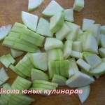1. Кабачки вымыть, очистить и порезать небольшими кусочками. Резать вместе с семенами, кабачки должны быть молодыми и небольшими.