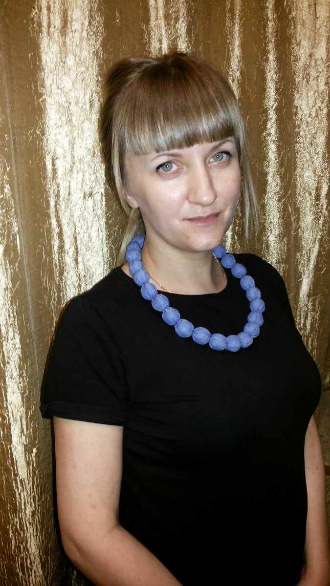 Дочка в новоиспечённых бусах.