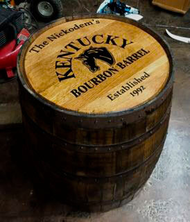 Круглый деревянный журнальный стол «Barrel End Table», как и все изделия «Columbus Barrel Co», сделан из деревянных бочек из под бурбона компании Kentucky Bourbon Barrel.