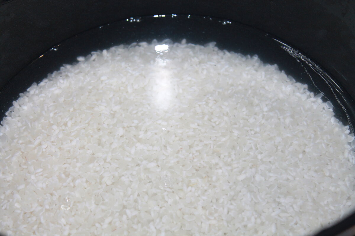 Какой водой заливают рис холодной или горячей. Идеальный рис для Суси. Стакан риса для суши. Рис для роллов пропорции. Пропорции риса и воды для суши.