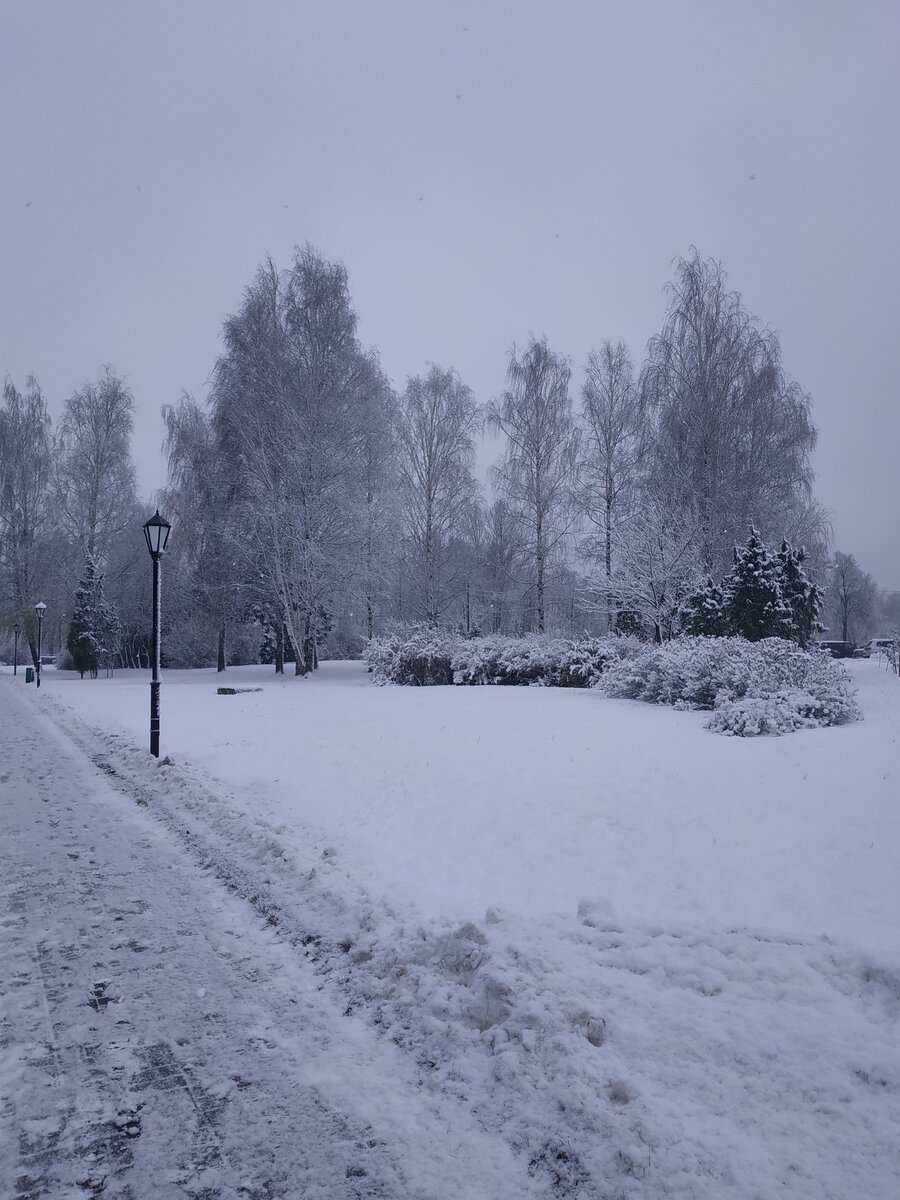 Когда в городе выпадает первый снег, в головах начинает  зреть мысль о лете...