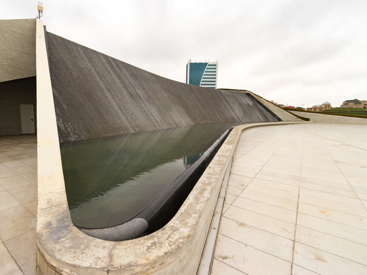 Плавный водопад рядом с Центром Гейдара Алиева. Баку. Азербайджан.