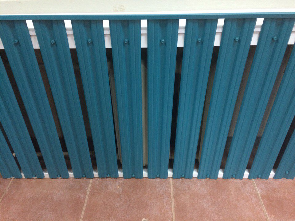 Штакетник (евроштакетник, металлоштакетник,) — вертикальные планки для забора или любого другого ограждения, которые монтируются на каркас из столбов и лаг с определенным промежутком или без него.