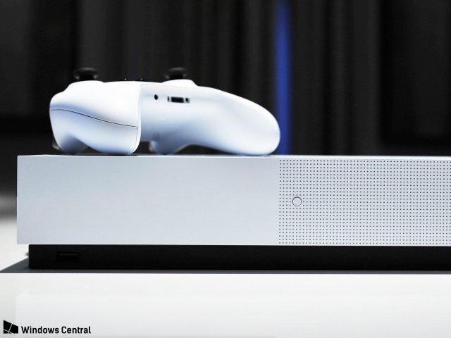  
Цифровые видеоигры продолжают набирать популярность, при этом уйдя от прежних картриджей и дисков. Цифровые загрузки изменили музыку, кино и игры. Они обеспечивают мгновенный доступ по запросу к самым последним релизам. Цифровая экосистема консолей Xbox One сильна как никогда, поэтому Microsoft собирается представить первую модель без поддержки дисков.
