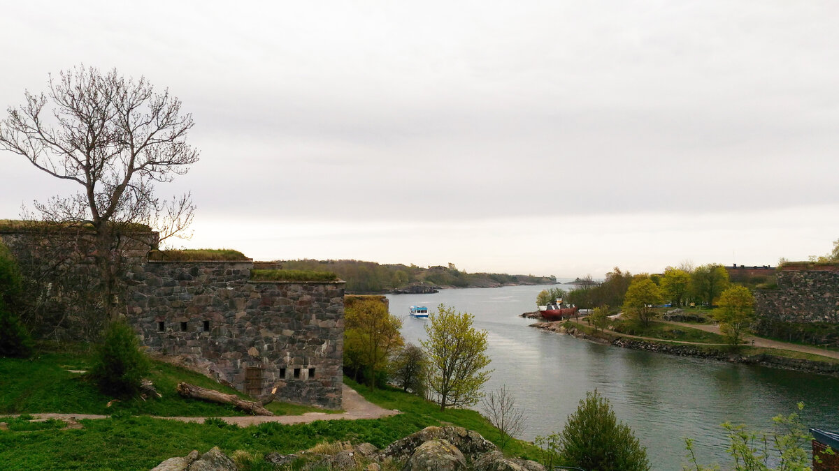 Водный трамвай отъезжает