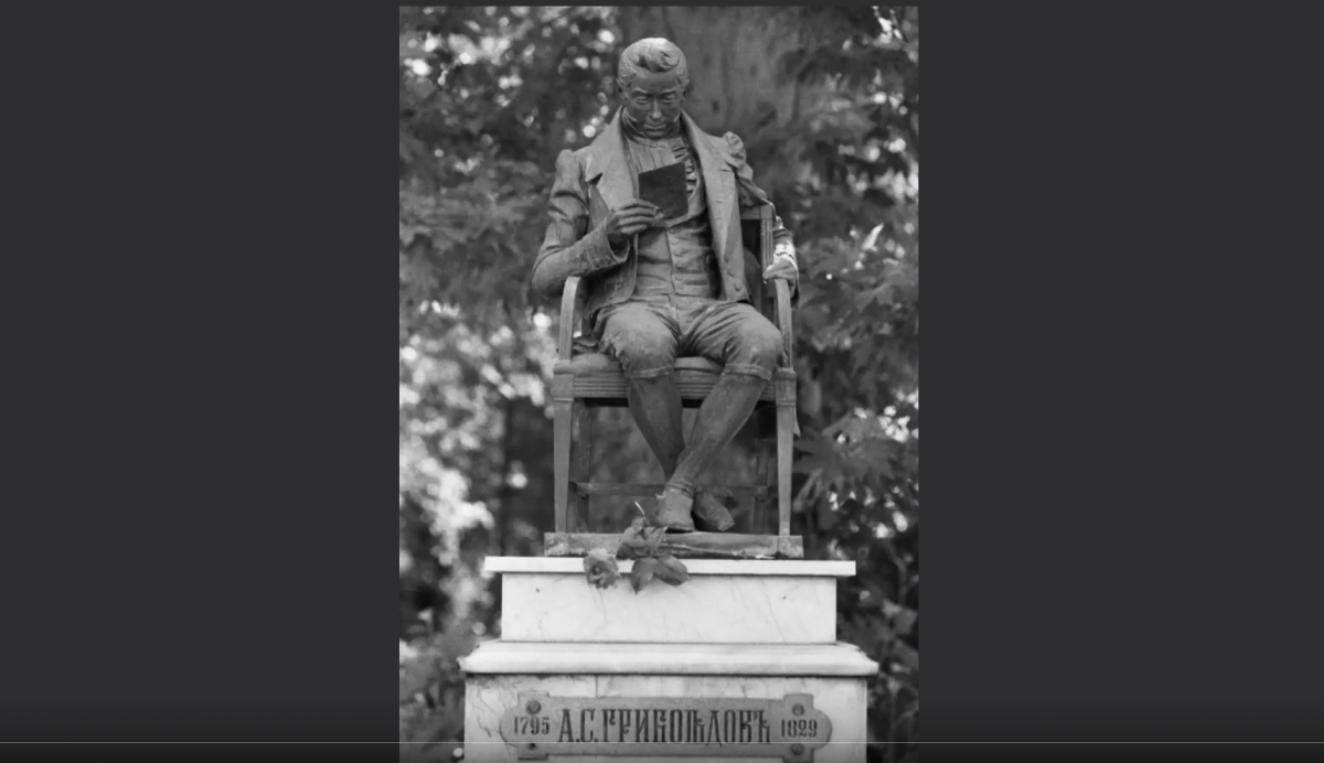 памятник А.С. Грибоедову в Тегеране у российского посольства
