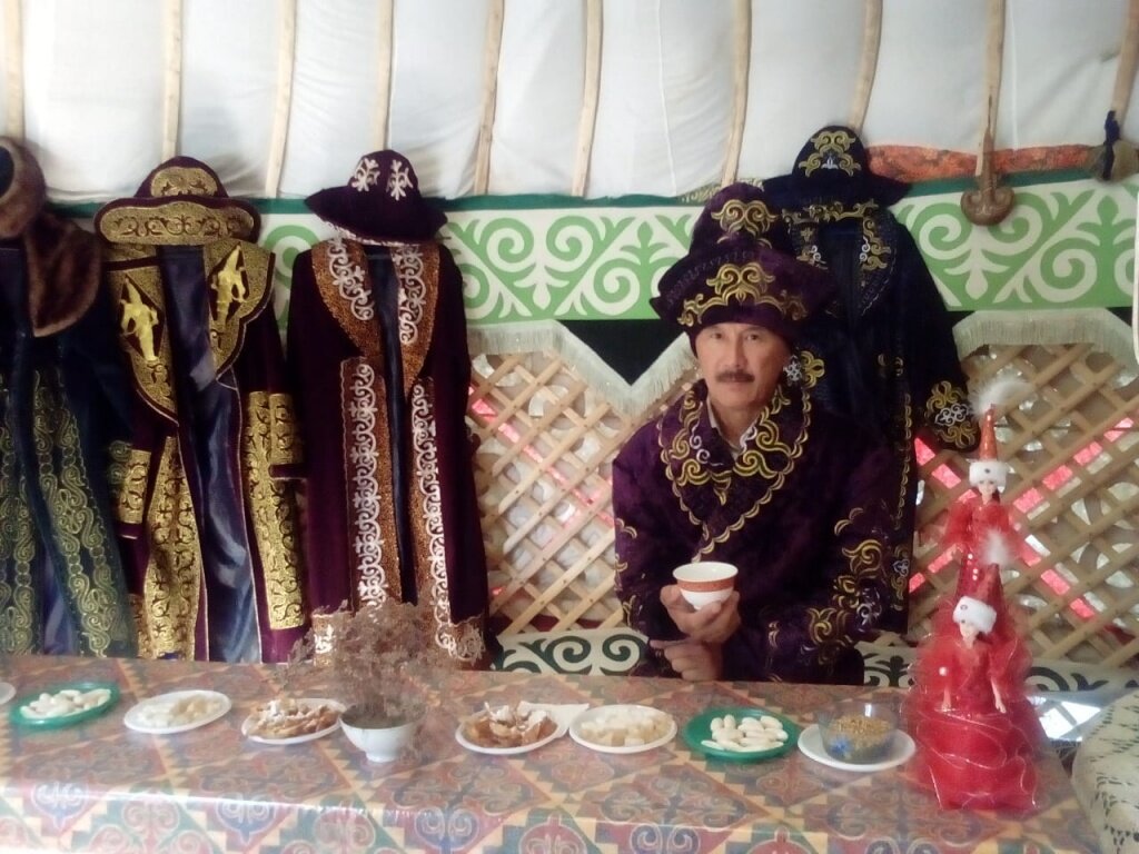 найти казахскую. верещагин киргизские кибитки на реке чу. казахская игра қыз қуу. койрон жигит. казахские девушки.