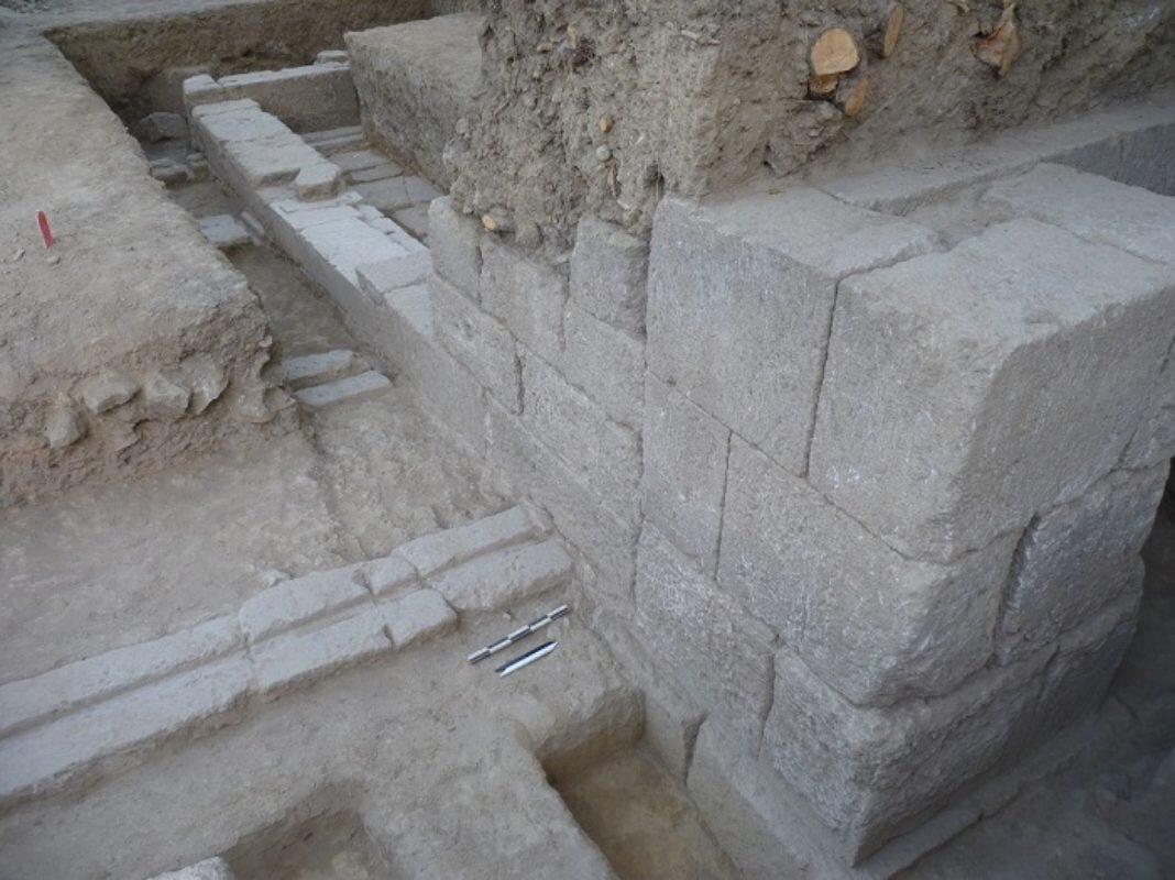 На этой фотографии видны четыре мраморных желоба . По ним участники спектакля выкатывали платформу.