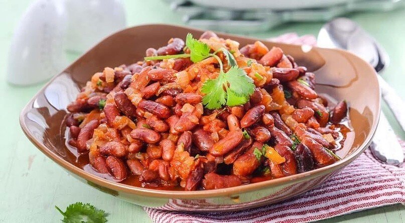 Рецепты с фасолью особенно актуальны во время великого поста, так как фасоль, особенно красная, является практически полноценным заменителем мяса, т.к. содержит большой запас белка, так необходимого для нормальной работы организма. Хочу представить вам мой вариант приготовления классического лобио из красной фасоли.  Больше рецептов с овощами на моем канале https://zen.yandex.ru/id/5c408dd5779c5b00aeada14f

Количество порций: 4
Время приготовления: 1,5 час+время на замачивание фасоли

Нам понадобится:
красная фасоль - 1,5 ст
морковь - 1 шт
лук - 1 шт
помидор - 1 шт или томатная паста - 1 ст.л
перец болгарский - 1 шт
масло растительное
вода - 2 л
специи, соль - по вкусу
зелень петрушки для подачи

1. Предварительно замачиваем фасоль на 6-8 часов, но не более, удобнее всего поставить на ночь, или с утра, чтобы приготовить фасоль на ужин
2. Когда наша фасоль разбухла, ставим варить фасоль на медленном огне около часа
3. Овощи чистим, лук, помидоры и перец шинкуем, морковь натираем на терке 
4. Разогреваем масло на сковороде, выкладываем овощи по очереди: лук, помидоры (или томатная паста), через 3-5 минут, добавляем морковь и перец
5. Когда наша фасоль сварилась, откидываем ее на дуршлаг, сливаем лишнюю воду, и добавляем фасоль к овощам на сковороде, добавляем немного воды, соль и специи, закрываем крышкой и тушим еще около 15 минут
6. За 5 минут до готовности добавляем зелень петрушки

Приятного аппетита