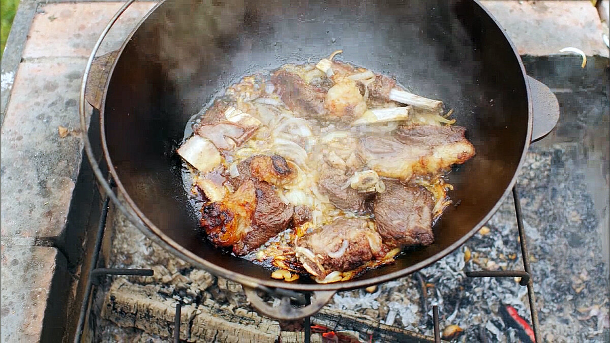 Самый простой рецепт мясной закуски. Говяжьи ребрышки в казане. | Мужская  еда | Дзен