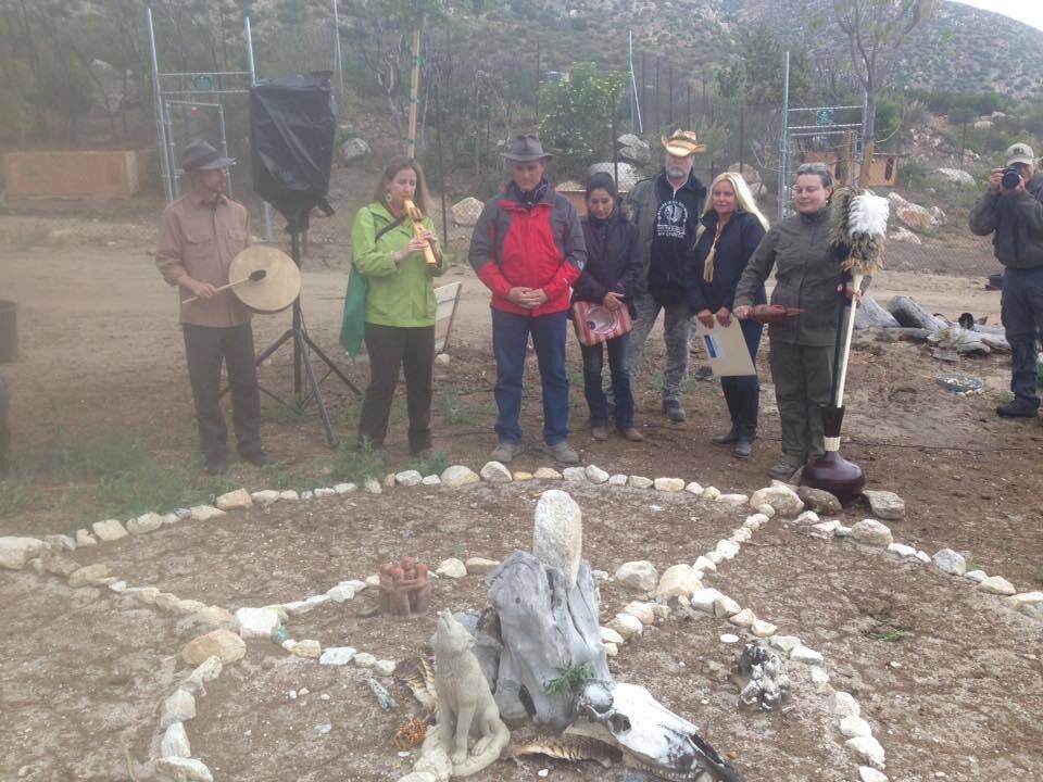 Алтарь, посвященный восстановлению связи человечества с волками. На фото - инструкторы тенсегрити и практикующие на ранчо "Сердце Волка"