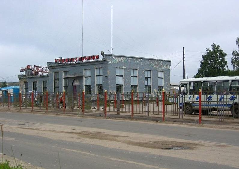 А мальчик помнит парапет! Неужели это были всего лишь ступеньки. Автостанция та самая