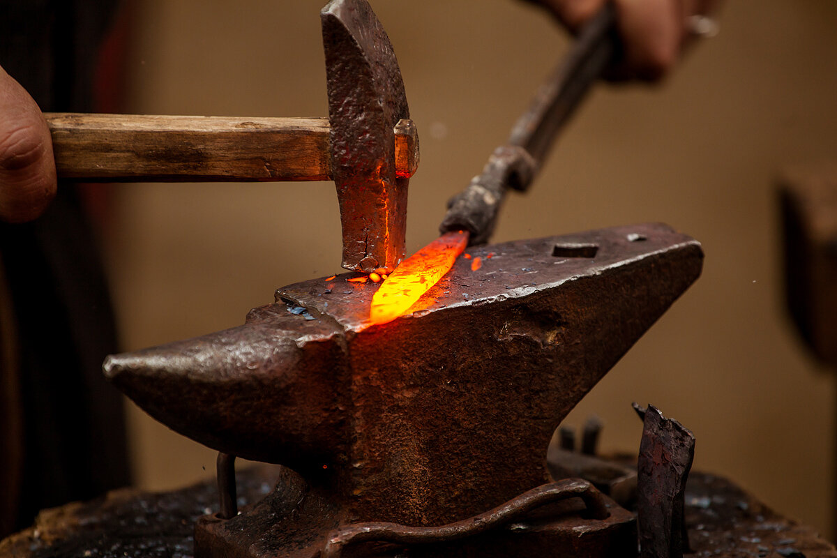 Наковальня - главный инструмент-приспособление для кузнечной обработки металлов.