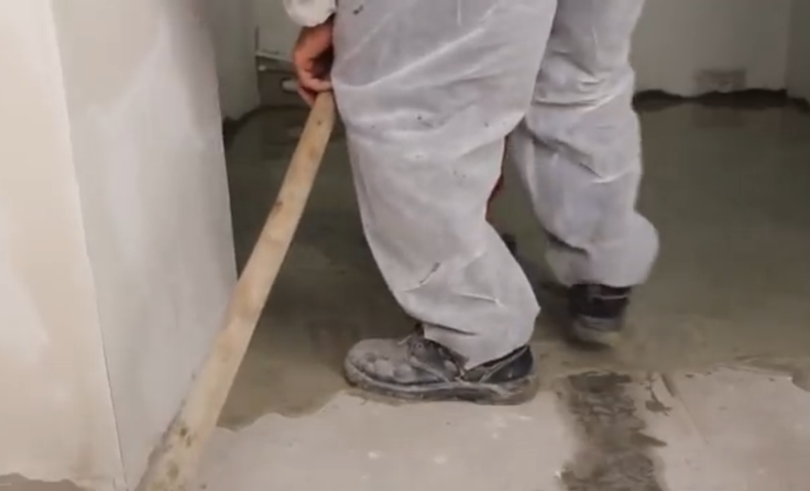 заливаем выравнивающий слой