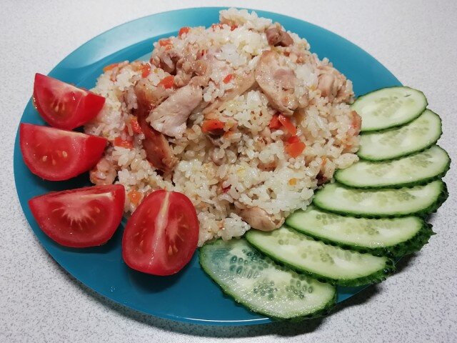 Сытное и вкусное блюдо, которое можно подать в любое время дня и накормить всю семью.  Готовить блюдо можно в кастрюле с толстым дном, в сковороде с высокими бортиками или в сотейнике. Рис лучше взять круглый. 

Ингредиенты: 
Рис круглозерный — 1 стакан 
Морковь — 2 шт.
Лук репчатый — 1 шт.
Филе бедра курицы— 500 грамм
Масло растительное — 2-3 ст. л.
Соль, черный перец — по вкусу 

1. Подготовьте все необходимые ингредиенты. Лук и морковь почистите. 
2. Рис промойте несколько раз, затем залейте чистой водой и уберите в сторону 
3. Лук и морковь мелко нарежьте. На сковороде нагрейте растительное масло и обжарьте.
4. Пока овощи жарятся, нарезаем кубиками филе бедра. Отправляем на сковороду, помешиваем и солим, перчим по вкусу. 
5. Равномерно распределите рис на сковороде. Залейте горячей водой на 1 см. выше риса. После закипания посолите, накройте крышкой и варите на медленном огне до готовности. 
6. Когда останется совсем немного влаги, выключите плиту. Накройте крышкой и оставьте на 10-15 минут.

Приятного аппетита!