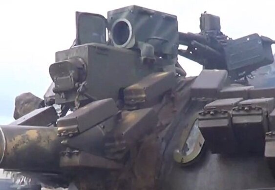 Вот эту штуковину сверху, с объективом и крышкой, а также оптику/прицел и нужно защитить от лазера.