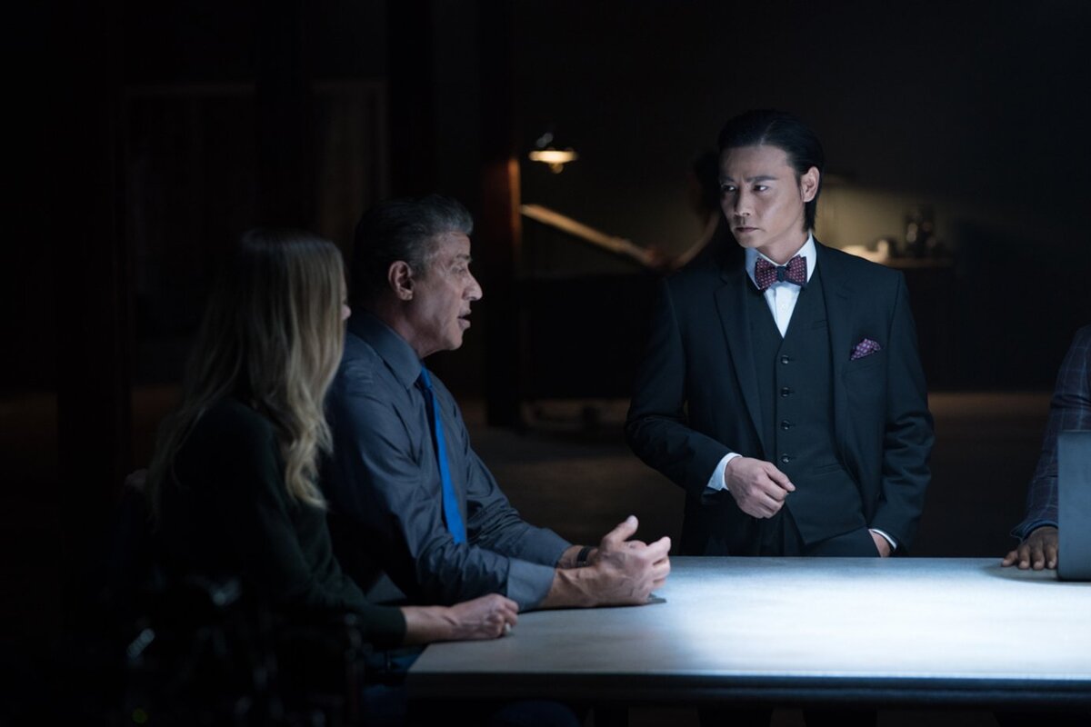 Когда китайцы признались эксперту по тюремным побегам Рэю (Сталлоне), что они планируют бежать из неволи мелкими группами по два-три миллиона человек, тут-то Рэй и завис. 