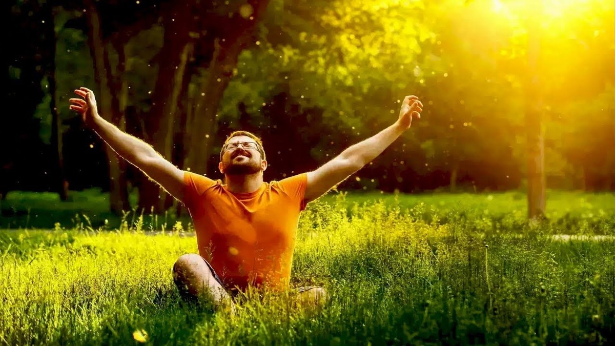 Именно такие картинки выдает поисковик по запросу "счастливый человек". У всех изображений есть нечто общее - люди на них раскидывают руки в стороны, улыбаются как можно шире и обязательно находятся где-то  в поле (в редких случаях на пляже). Почему-то нет изображений счастья дома или на работе)) В общем, хочу быть счастливой, так что завтра еду в ближайшее поле раскидывать руки и улыбаться во весь рот)