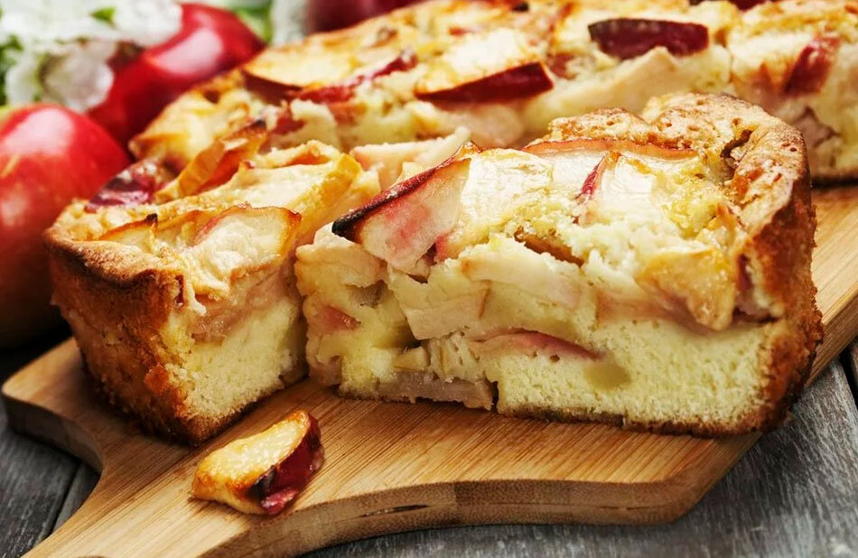 Шарлотка простая и быстрая. Шарлотка с яблоками Юлии Высоцкой. Пирог шарлотка с яблоками. Пышный пирог с яблоками. Пирог с яблоками в мультиварке.