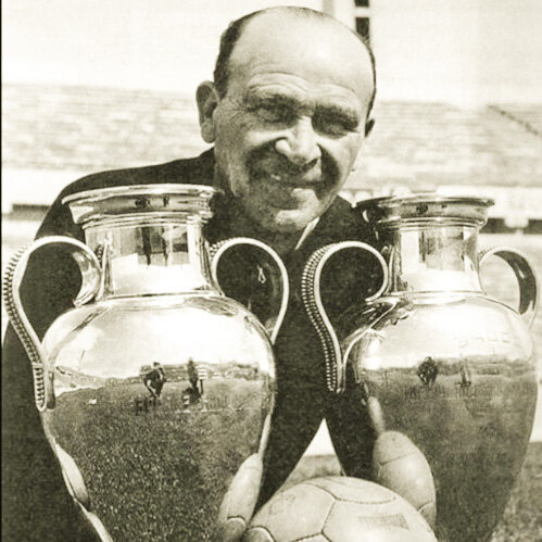 Бела Гуттманн с Кубками Европейских Чемпионов.