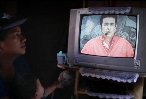 В одном из выпусков репортер шоу Сузы подошел к тлеющему посреди леса телу. «Пахнет барбекю. Это мужчина. Пахнет горелым мясом. Такое впечатление, что это произошло в ранний час… это была казнь», — заключил он. Увидевшим эфир следователям реплика показалась нетипичной: «Откуда он узнал все эти подробности? Это очень странно. Это привлекло наше внимание», — пояснил начальник полицейской разведки штата Томас Васконселос Диас. В поле внимания следователей попал и старший сын Сузы Рафаэль: он был арестован по обвинению в убийстве, незаконном обороте наркотиков и хранении оружия. Через несколько месяцев полиция также арестовала продюсера Canal Livre.