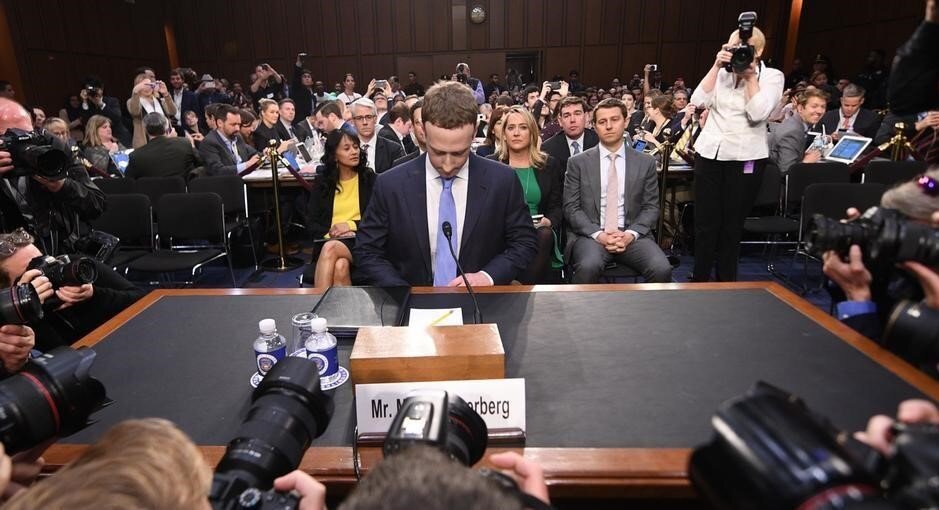 2018 год. Марк Цукерберг, находясь в Конгрессе США, извиняется за утечку данных 87 миллионов пользователей. 