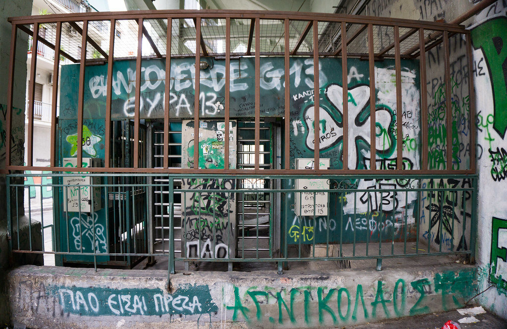 Граффити на стенах стадиона