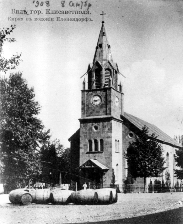 Городская площадь Еленендорфа и  лютеранская кирха.