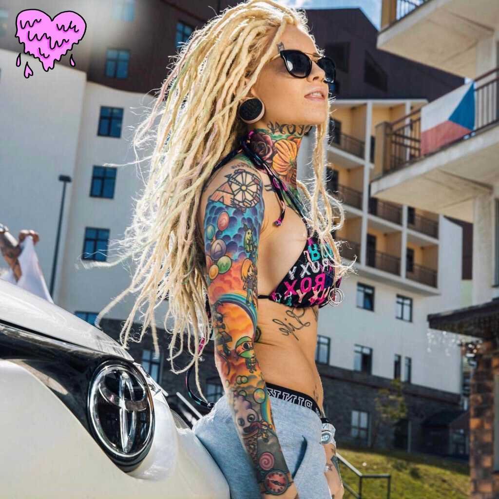 Ссылки на ее социальные сети будут в конце, если захочешь написать ей что нибудь...