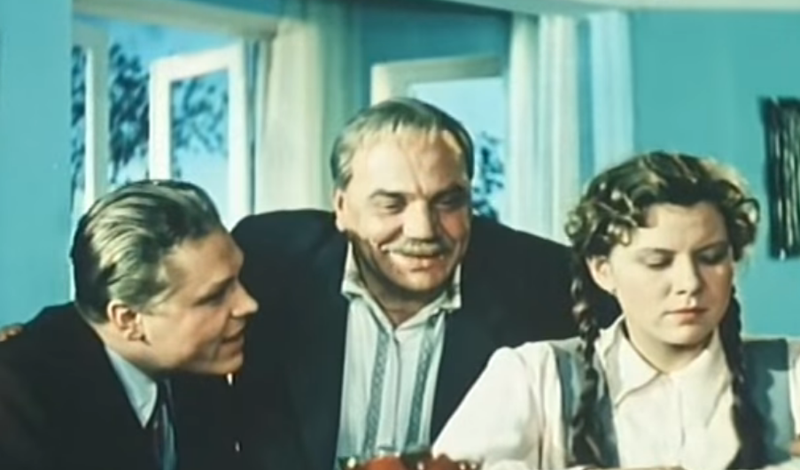 Семья Гринько - Виталий (Геннадий Сергеев), его отец (Алексей Грибов) и сестра Тоня (Маргарита Лифанова), кадр из фильма "Спортивная честь"